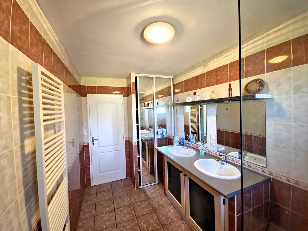 Salles de bain - Maison avec Piscine et Dépendance à Poucharramet