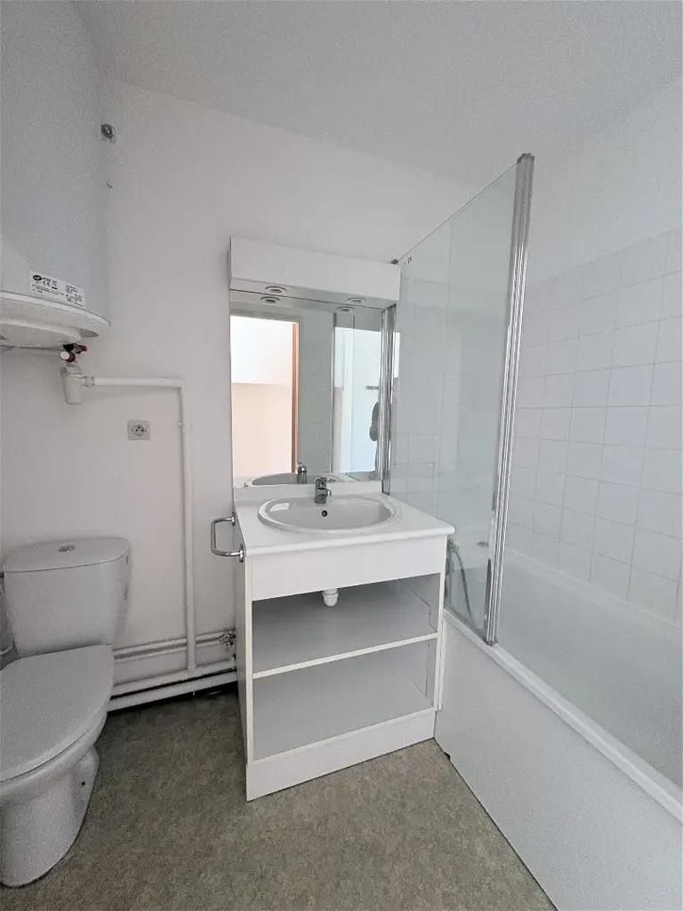 Salles de bain - Studio Meublé avec Balcon à Saint-Étienne