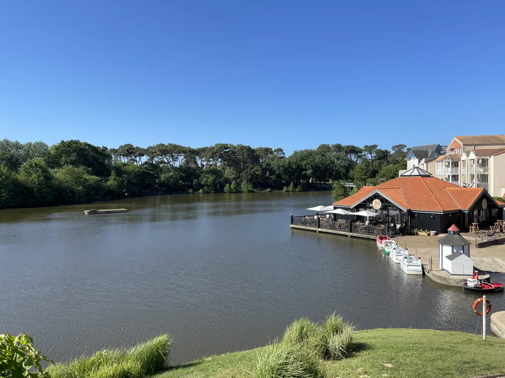 2-Bed Flat with Lake View in Bourgenay