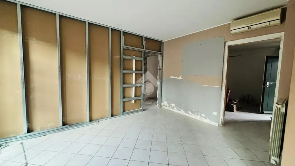 Pièces - Converted Apartment with Parking in Rho
