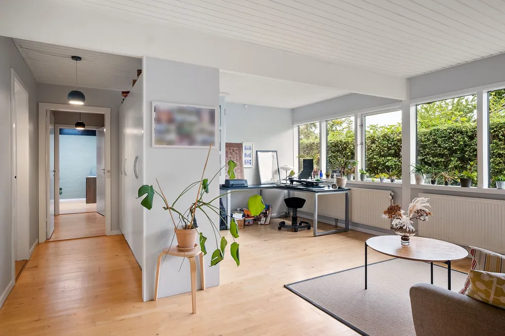 Bureau - Fenced Villa with Garden in Farum