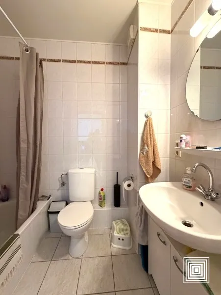 Salles de bain - Appartement Lumineux avec Balcon à Strassen