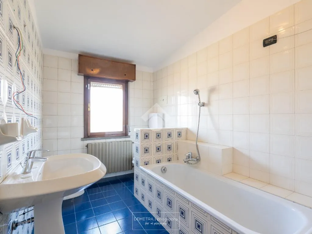 Salles de bain - Two-Level Attico with Terraces in Vignola
