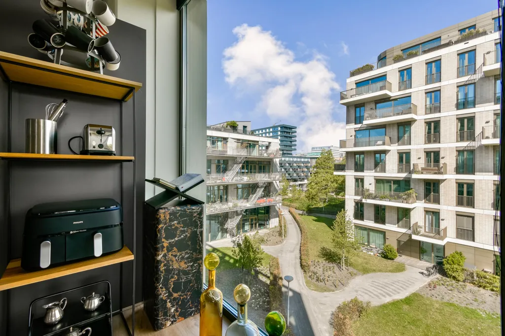 Rõdu - Modern 3-Bedroom Corner Apartment with Waterfront View in Amsterdam