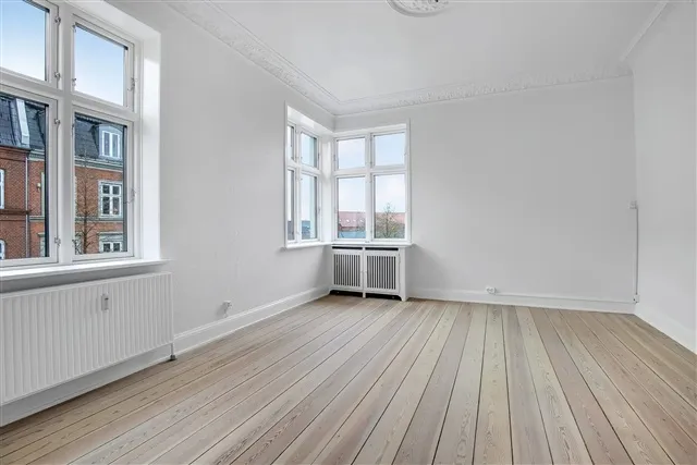 Pièces - 5-Room Apartment with Shared Garden in Central Location
