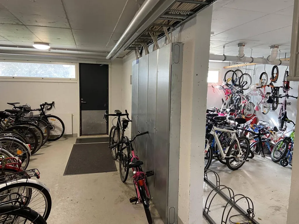 Garage - Apartment with Balcony in Koskela, Helsinki
