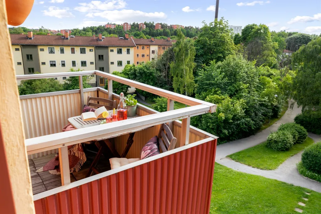Balcon - Modern Flat with South-Facing Balcony in Riksby