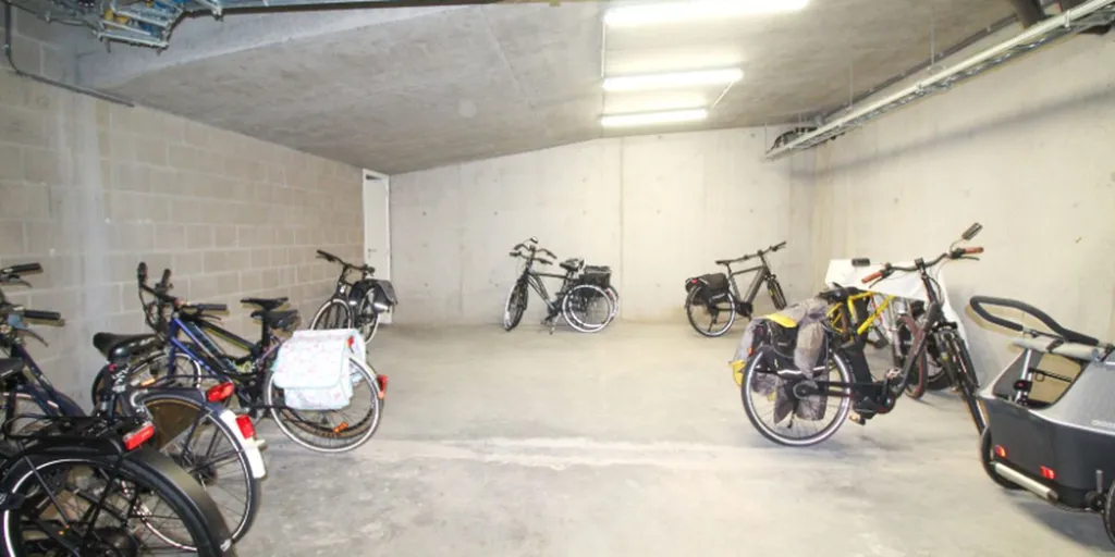 Garage - Appartement Moderne et Luminosité à Ingelmunster