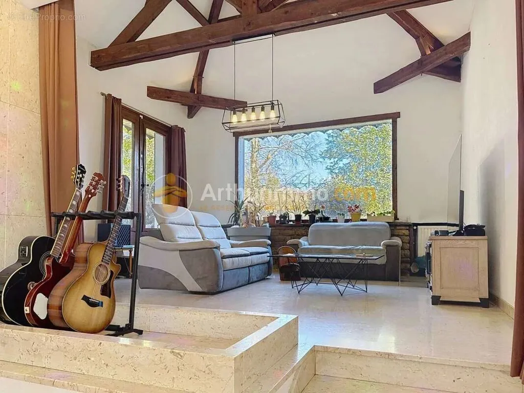 Séjour - Maison 8 pièces à Les Eparres