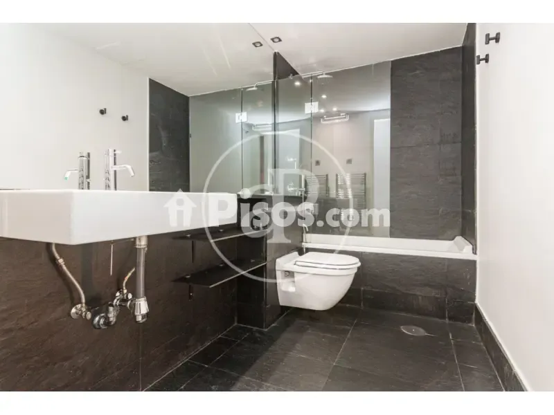 Bathrooms - Modern Apartment with Balcony Views in Madrid Centre
