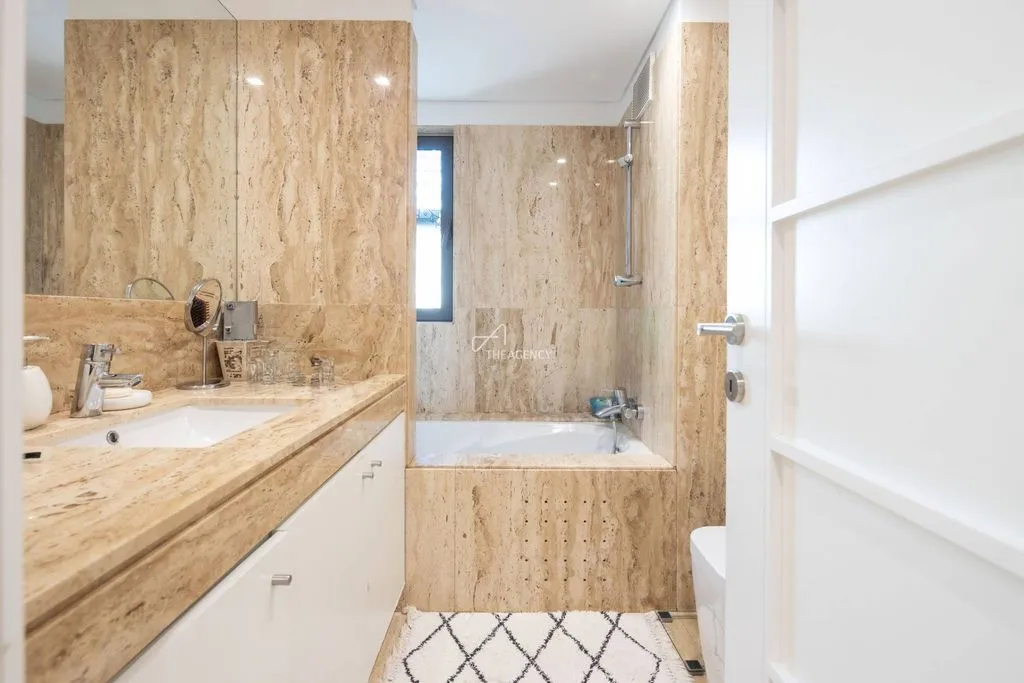 Bathrooms - Luxury Flat with Balcony in Lapa, Lisbon