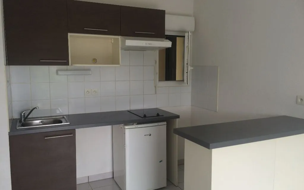 Cuisine - Appartement T2 avec Balcon et Piscine à Marzy