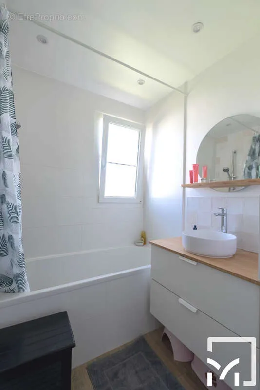 Bathrooms - Bright 4-Piece Apartment with Garden in Bougival