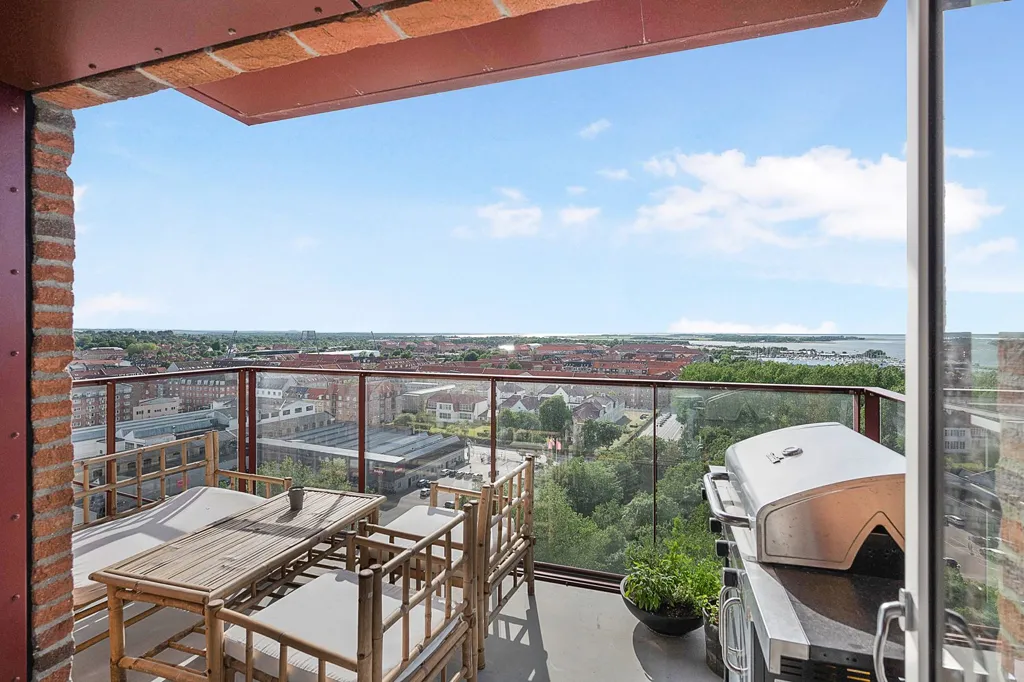 Balcon - 3-Bed Apartment with Balcony in Taffeltårnet