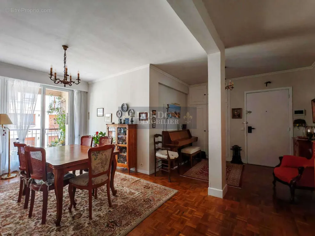 Sala da pranzo - Renovated Apartment with Balcony in Versailles