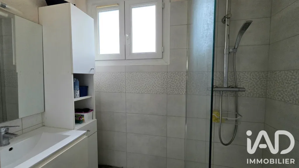 Bathrooms - Apartment with Loggia in Pont-Saint-Esprit