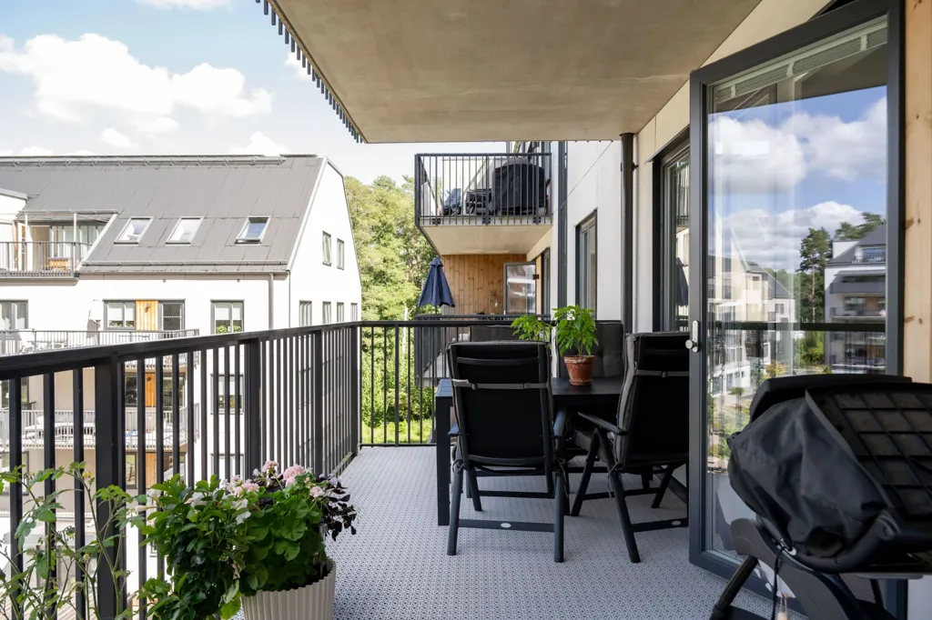 Balcone - Modern 4-Bedroom Flat with Balcony in Backadalsstigen