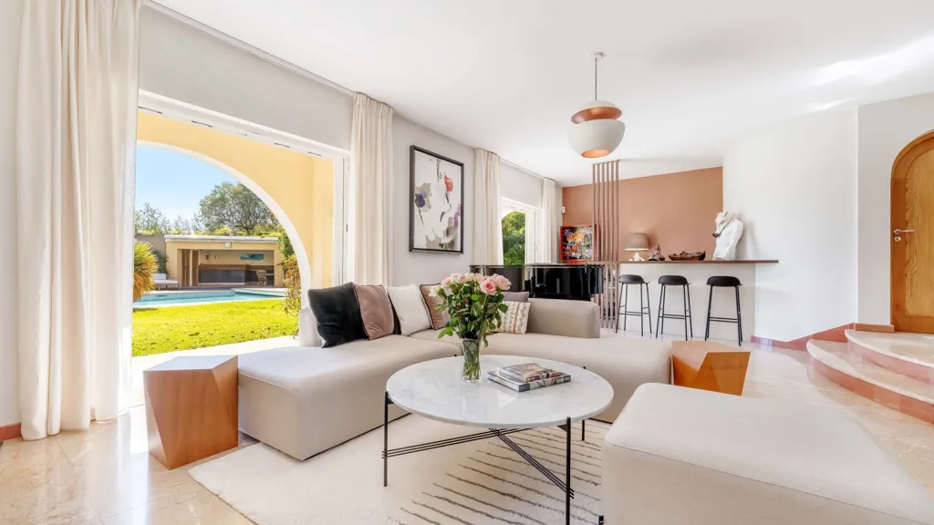 Living Room - Luxury Villa with Pool and Sea View in Grimaud
