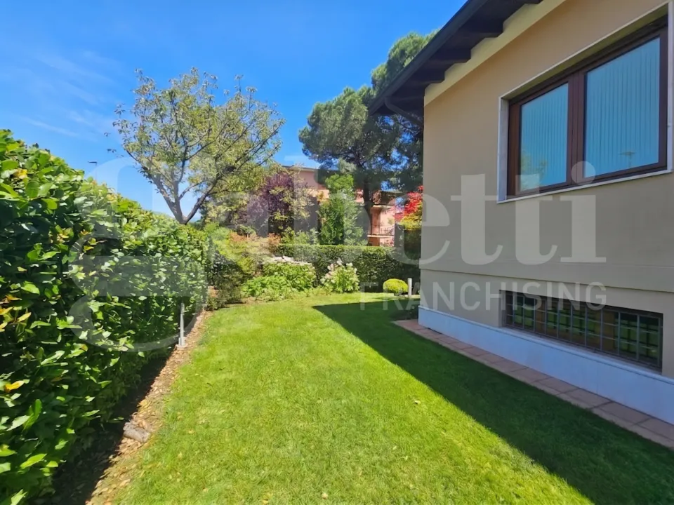 Jardin - Classical Villa with Garden in Brescia