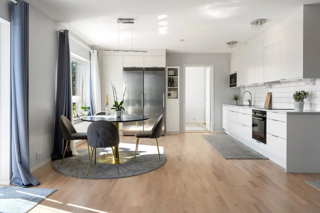 Salle à manger - Modern 4-Bed Flat with Glass Balcony in Lund