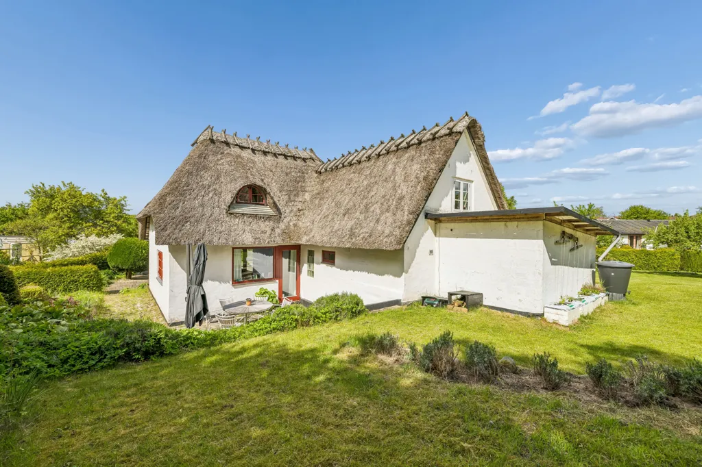 Välivaade - Straw-Thatched Cottage with Forest View in Odense