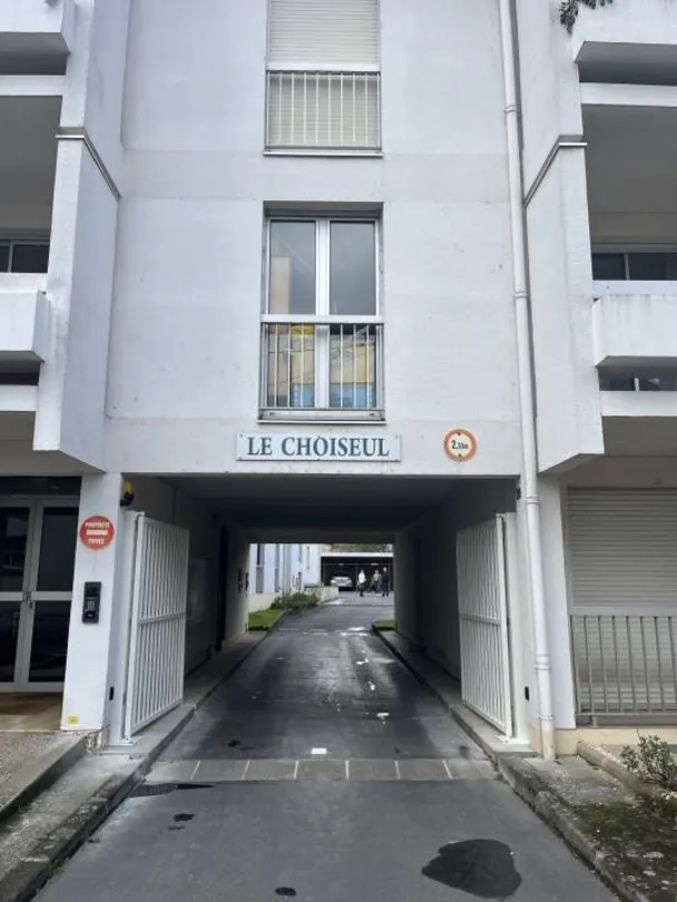 Extérieur - Appartement Rénové avec Balcon à Châtellerault