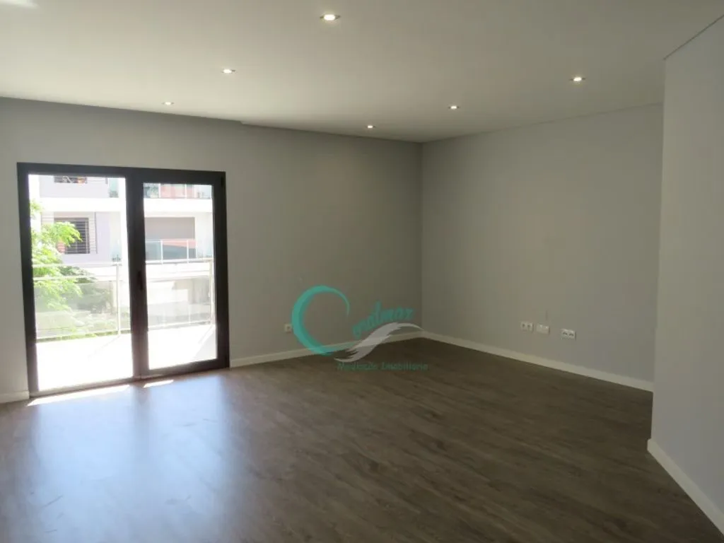 Pièces - 3-Bedroom Apartment with Balcony in Corroios