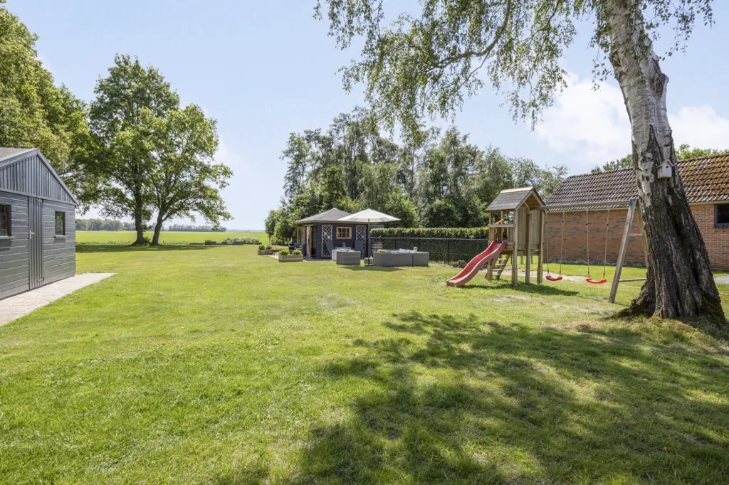 Jardin - Modernised House with Canal View in Bergentheim