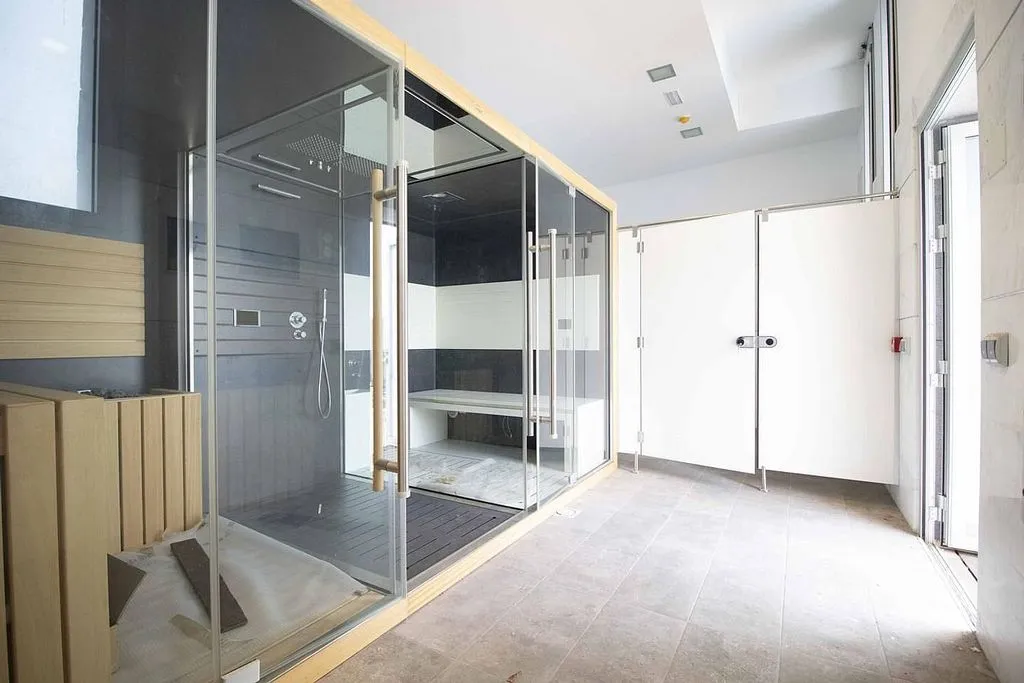 Salles de bain - Contemporary Townhouse with Pool in Ifara