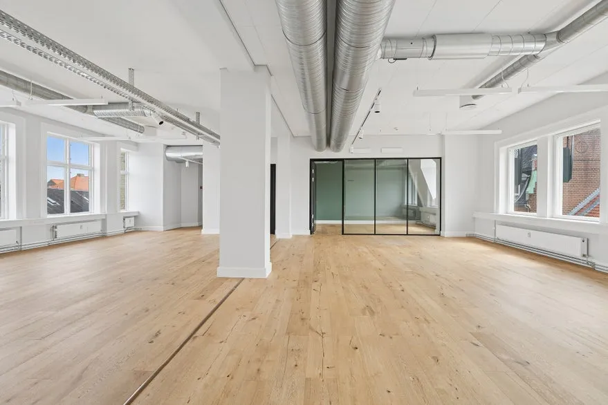 Bureau - Classical Copenhagen Office with City View