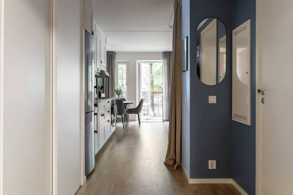 Esik - Modern Apartment with Garden View in Årstaskogs Väg