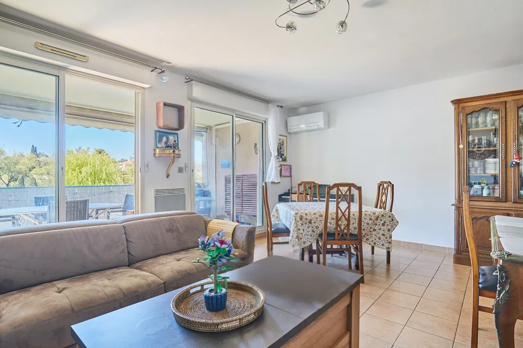 Séjour - Appartement Traversant avec Terrasse à Aix-en-Provence