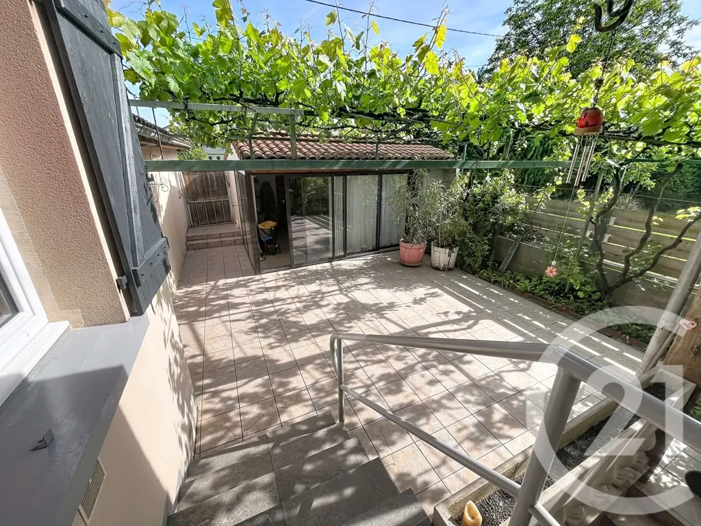 Terrasse - Maison Charmante avec Jardin à Riom