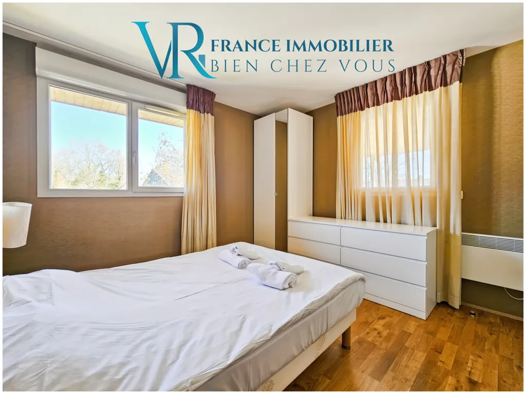 Chambres - Duplex Meublé avec Terrasse et Parking à Proximité du Lac