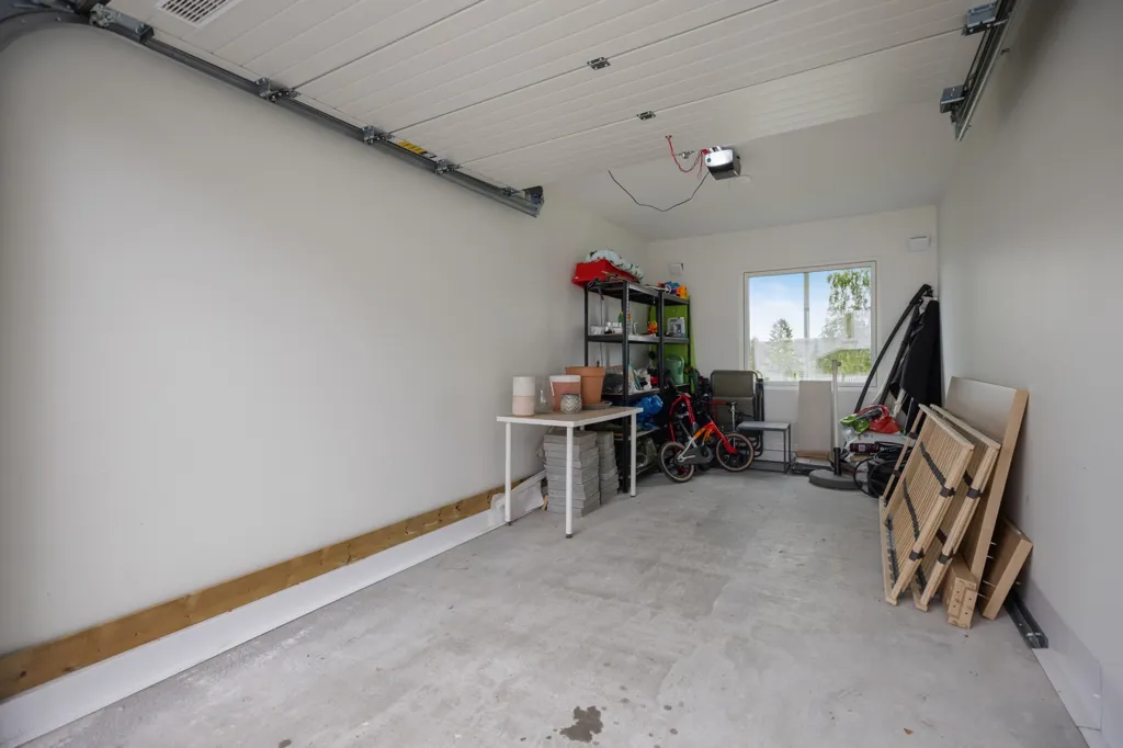 Garage - Modern Apartment with Garden in Ammerud
