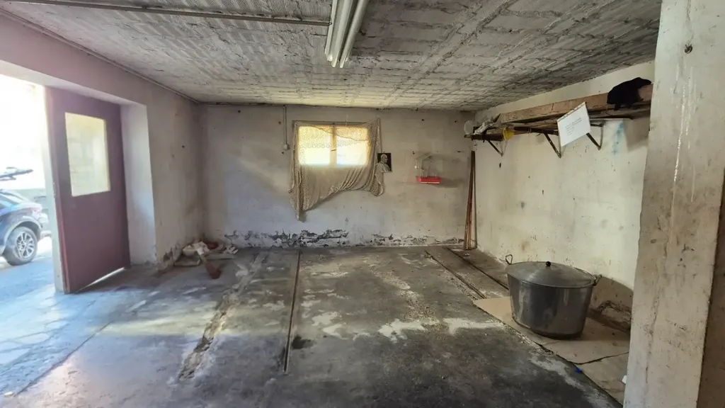 Garage - Spacious Apartment with Balcony in Modena