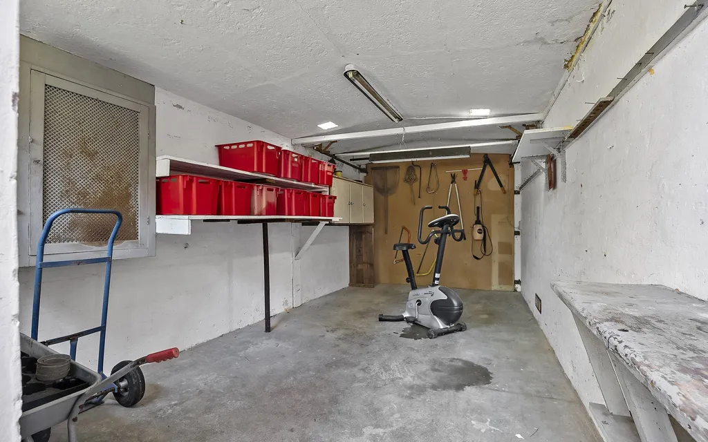 Garage - 1947 Villa with Garden in Køge