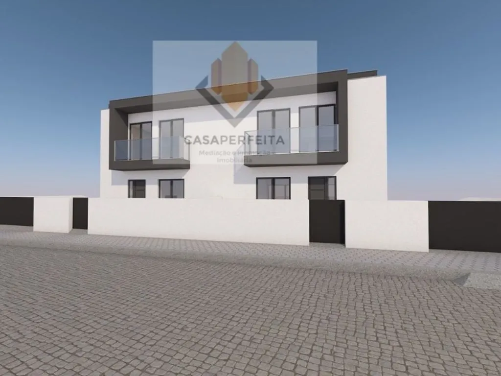 New 3-Front House with Garden in Canelas