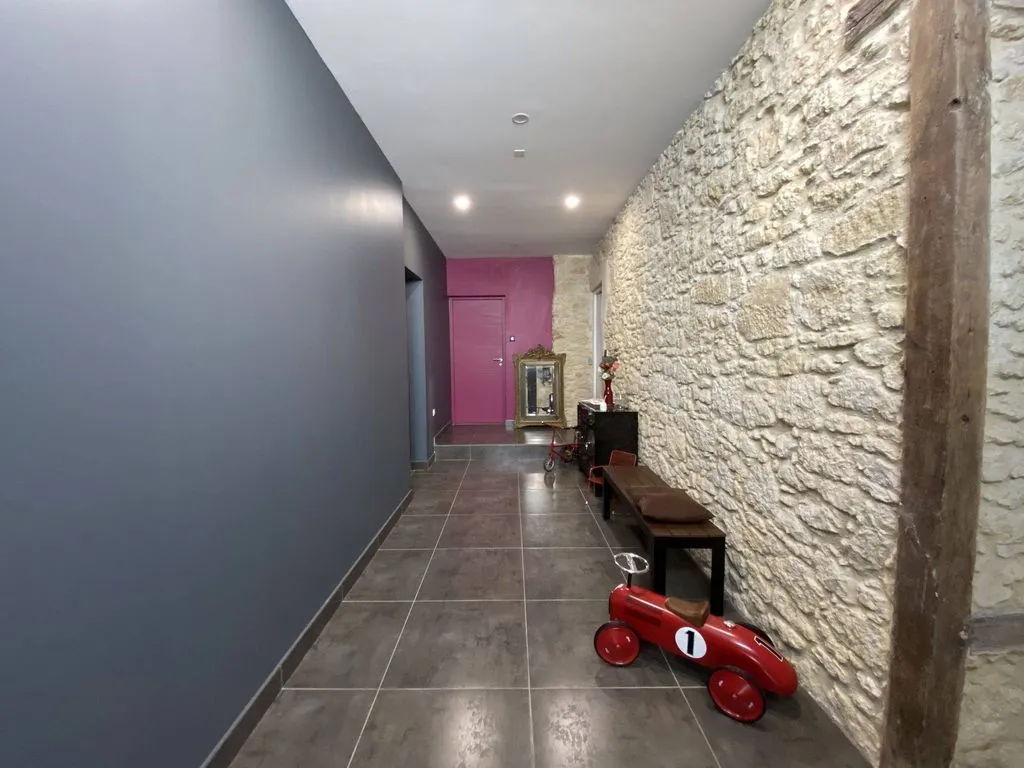 Esik - Luxury House with River View in Auch