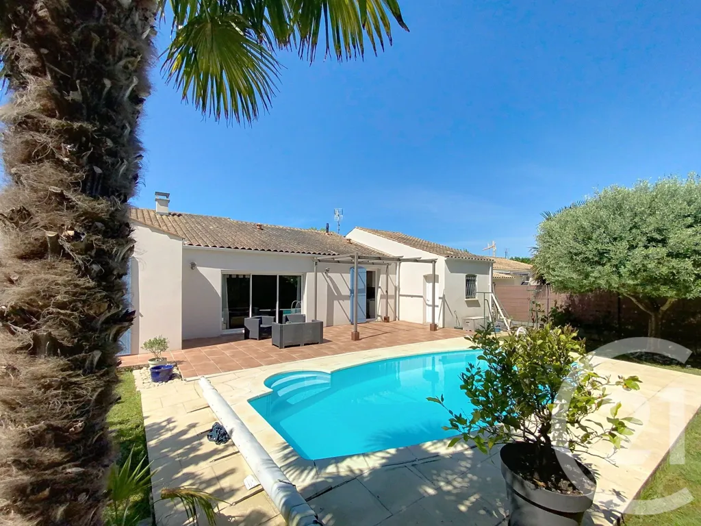 Piscine - Villa de Plain-Pied avec Piscine à Breuil-Magné