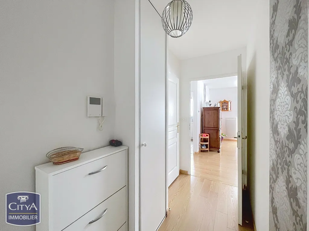 Hallway - Modern Apartment with Two Bedrooms in Lucé