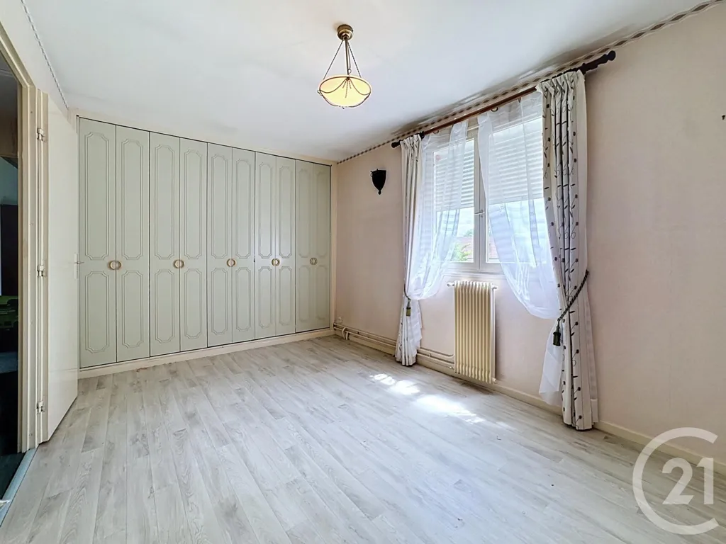 Chambres - Maison 5 Pièces avec Terrasse au Sud à Saint-Ay