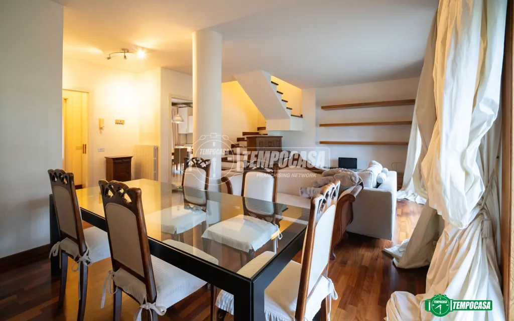 Salle à manger - Mansard Apartment with Balcony in Mariano Comense