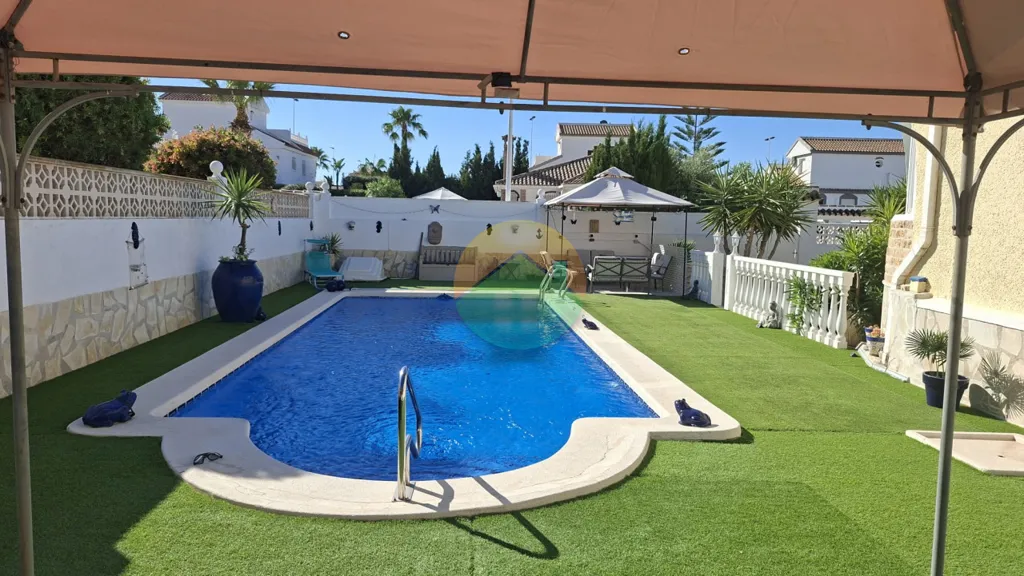 Piscina - South-Facing Villa with Pool in Camposol