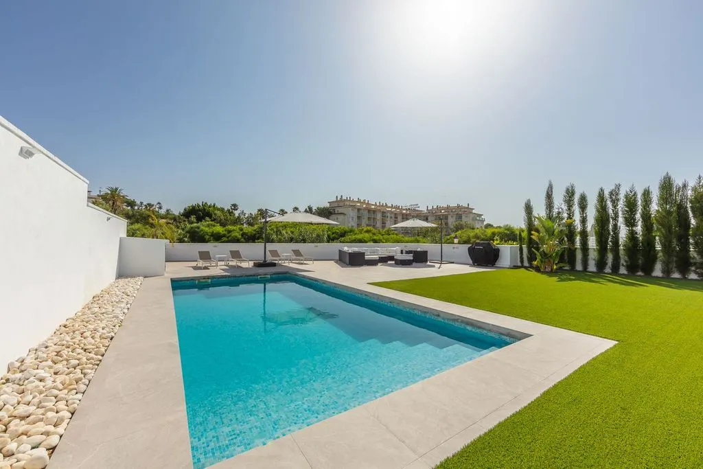 Piscine - Contemporary Villa with Sea View in La Duquesa