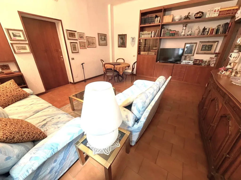 Soggiorno - Two-Bedroom Apartment with Balcony in Milan