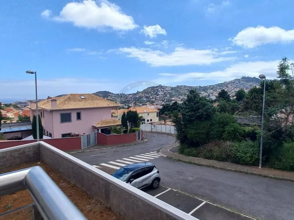 Balcon - Modern Semidetached House with Garden in Sao Roque