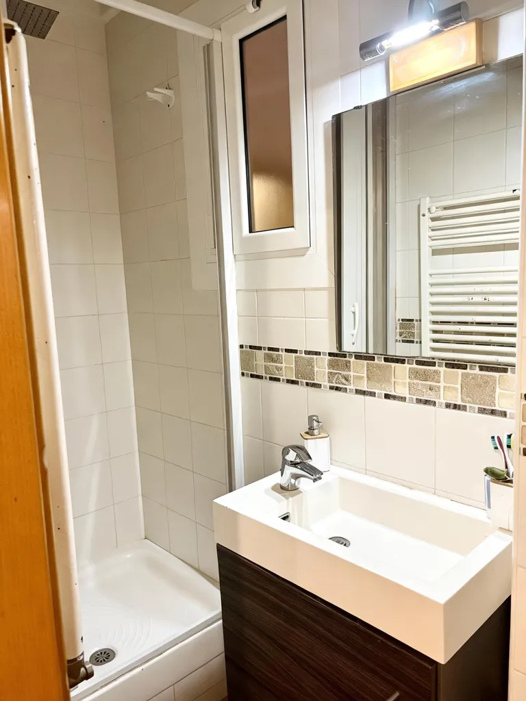 Salles de bain - Reformed Apartment with Balcony in Gavà Centre