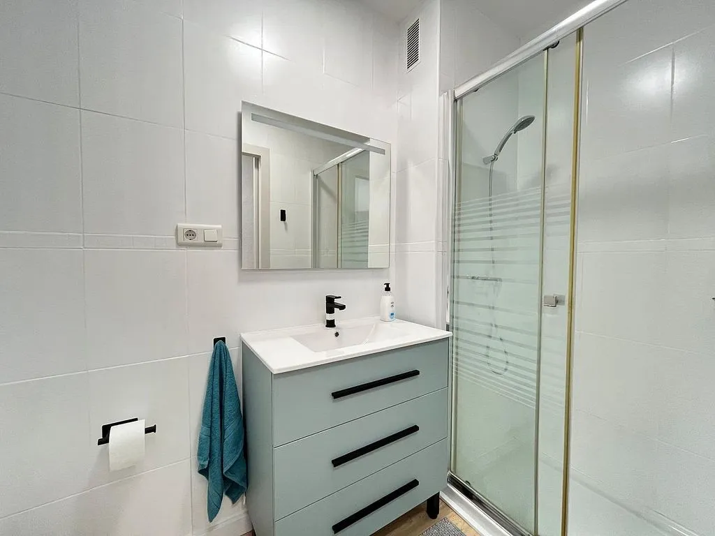 Bathrooms - Flat with Terrace and Balcony in Amposta