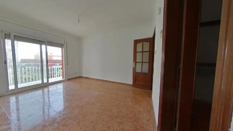Séjour - Family-orientated Flat with Balcony in Mataró